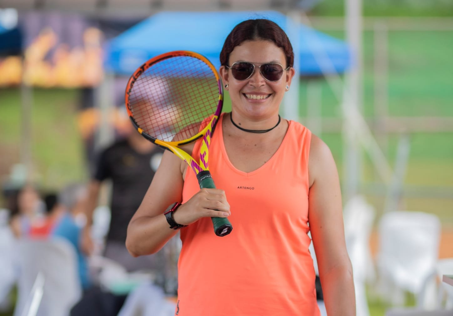 Rafaela Martins em ambiente de treino de tênis